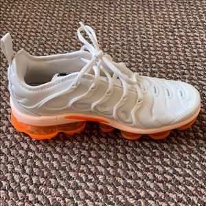 Brand NEW! Orange Vapormax Plus Women’s Size 7
